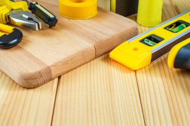 Reklam için bir yer ile ahşap bir arka plan üzerinde Builder için araçlar kümesi.