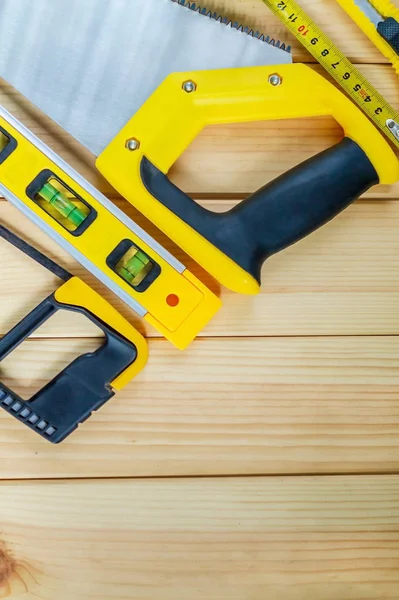 Reklam için bir yer ile ahşap bir arka plan üzerinde Builder için araçlar kümesi.