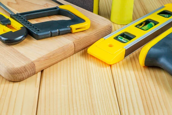 Reklam için bir yer ile ahşap bir arka plan üzerinde Builder için araçlar kümesi.