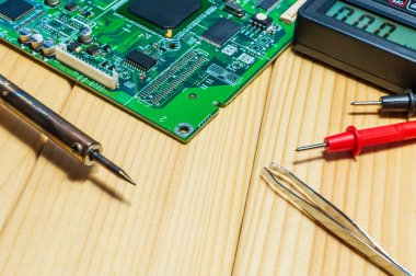 Ahşap arka plan üzerinde elektronik ve onarım üretimi için hizmetler.