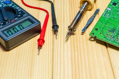 Ahşap arka plan üzerinde elektronik ve onarım üretimi için hizmetler.