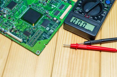 Ahşap arka plan üzerinde elektronik ve onarım üretimi için hizmetler.