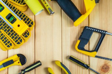 Reklam için bir yer ile ahşap bir arka plan üzerinde Builder için araçlar Büyük seti.