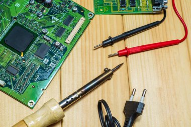Ahşap arka plan üzerinde elektronik ve onarım üretimi için hizmetler.