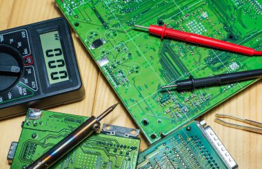 Ahşap arka plan üzerinde elektronik ve onarım üretimi için hizmetler.