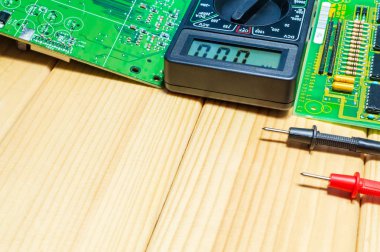 Ahşap arka plan üzerinde elektronik ve onarım üretimi için hizmetler.