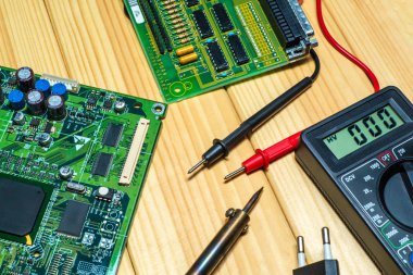 Ahşap arka plan üzerinde elektronik ve onarım üretimi için hizmetler.