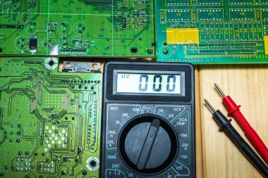 Ahşap arka plan üzerinde elektronik ve onarım üretimi için hizmetler.