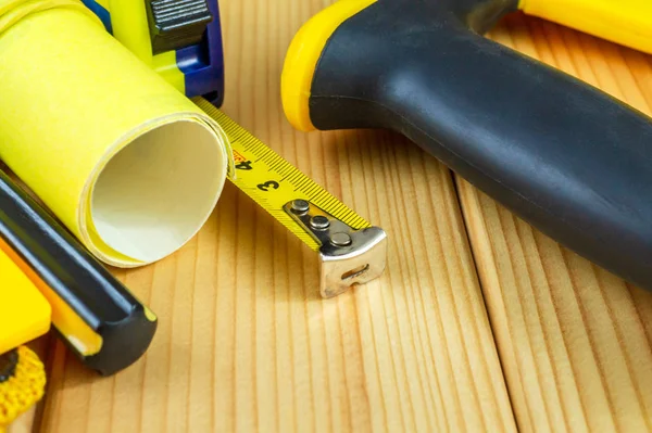 Gran conjunto de herramientas para el constructor sobre un fondo de madera con un lugar para la publicidad . — Foto de Stock