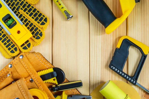 Grote set van tools voor de bouwer op een houten achtergrond met een plaats voor reclame. — Stockfoto