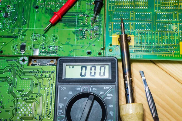 Služby pro výrobu elektroniky a opravy na dřevěném pozadí. — Stock fotografie