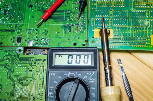 Ahşap arka plan üzerinde elektronik ve onarım üretimi için hizmetler.