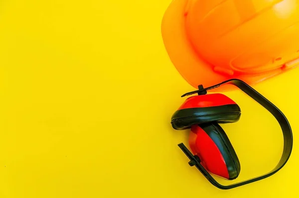 Equipamento de proteção e ferramentas em um saco para o construtor em um fundo amarelo . — Fotografia de Stock