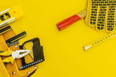 Sarı bir arka plan üzerinde ana oluşturucu için profesyonel araçlar.