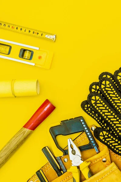 Sarı bir arka plan üzerinde ana oluşturucu için profesyonel araçlar.