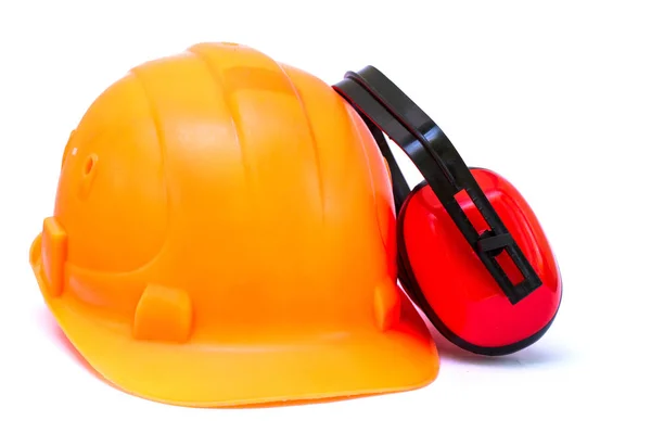 Casque orange pour le constructeur comme moyen de protection sur un chantier sur fond blanc . — Photo