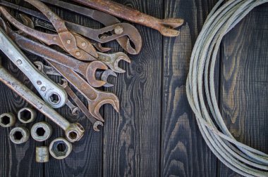 Siyah vintage ahşap arka plan üzerinde Paslı Eski Araçlar.