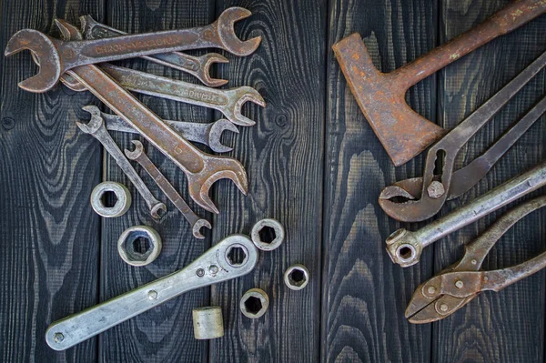 Rusty Old Tools em preto vintage fundo de madeira . — Fotografia de Stock