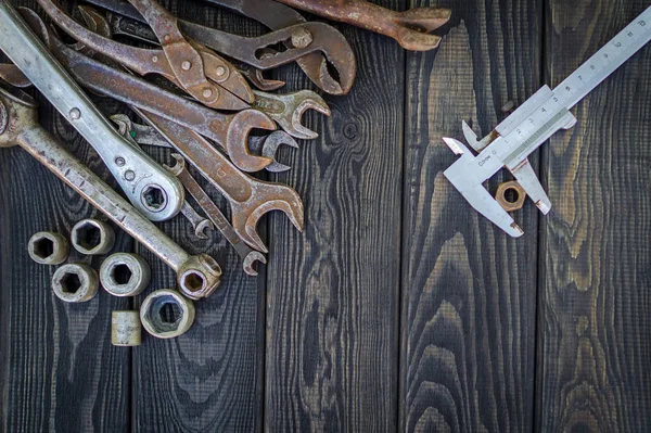 Rusty Old Tools em preto vintage fundo de madeira . — Fotografia de Stock