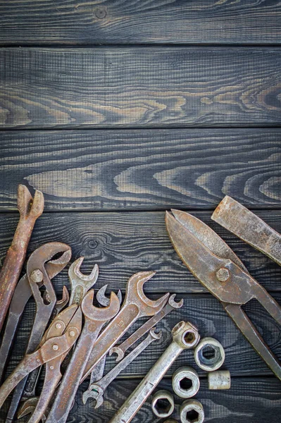 Rusty Old Tools em preto vintage fundo de madeira . — Fotografia de Stock