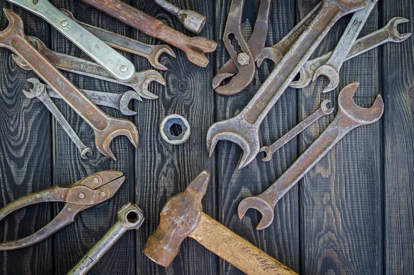 Rusty Old Tools on black vintage wood background. — Stock Photo, Image