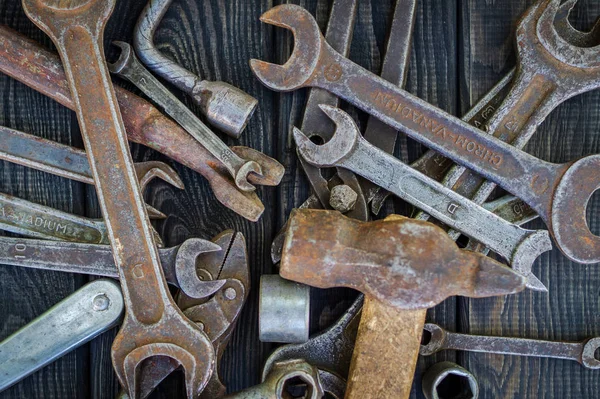 Rusty Old Tools on black vintage wood background. — Stock Photo, Image