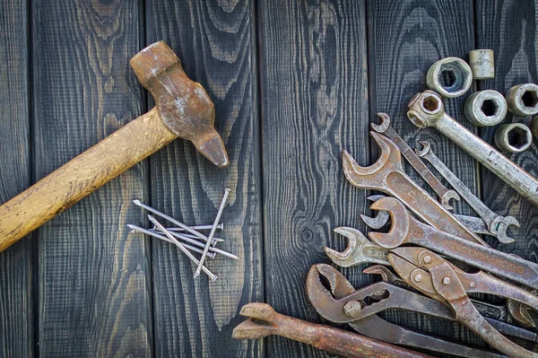 Rusty Old Tools em preto vintage fundo de madeira . — Fotografia de Stock