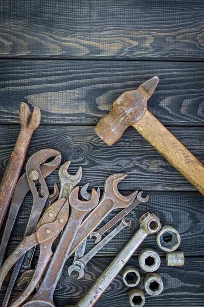 Rusty Old Tools em preto vintage fundo de madeira . — Fotografia de Stock