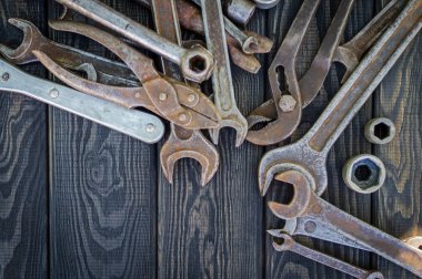 Paslı eski araçlar siyah vintage ahşap arka plan üzerine serilir.