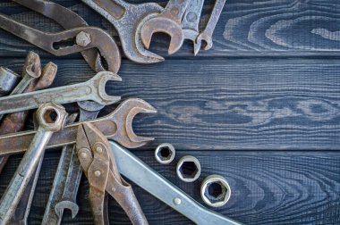 Paslı eski araçlar siyah vintage ahşap arka plan üzerine serilir.