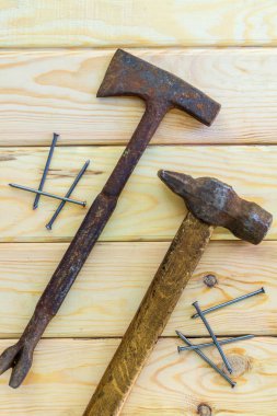 Paslı eski araçlar ahşap bir arka plan üzerine serilir