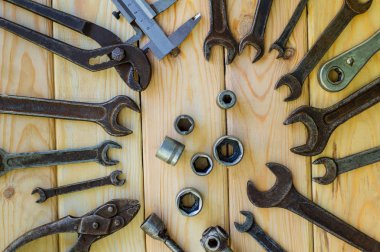 Paslı eski araçlar ahşap bir arka plan üzerine serilir