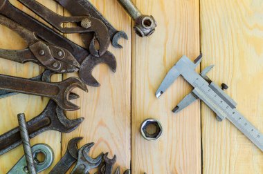 Paslı eski araçlar ahşap bir arka plan üzerine serilir