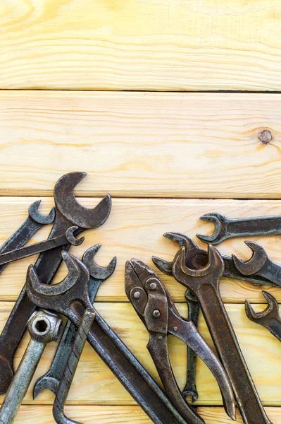 Rusty old tools are laid out on a wooden background — Stock Photo, Image