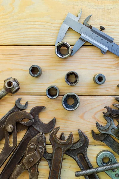 Paslı eski araçlar ahşap bir arka plan üzerine serilir