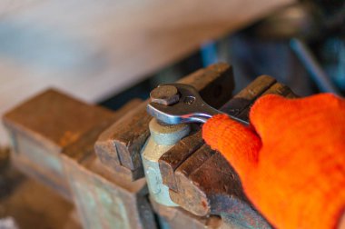 İşçi el sıkma veya bir cıvata somun bir anahtar ile gevşetme.