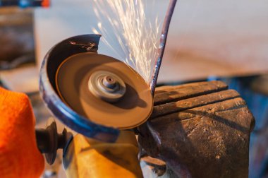 Elektrik testeresi ile metal testere işçi, kıvılcım aletten sinek.