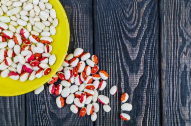 Kırmızı ve beyaz ve bej fasulye plaka ve koyu ahşap arka plan