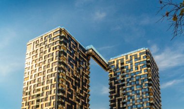 Balkonlu ve mavi gökyüzüile modern daireler iki yeni bağlantılı bloklar