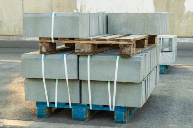 Paletlere yığılmış fayanslar, üretimi için fabrikada depo döşemeleri