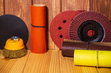 Aşındırıcı araçlar ve kahverengi vintage ahşap arka plan zımpara seti.