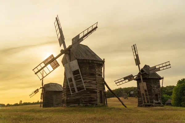 Velhos moinhos de vento de madeira estilo ucraniano que eram populares no século passado — Fotografia de Stock