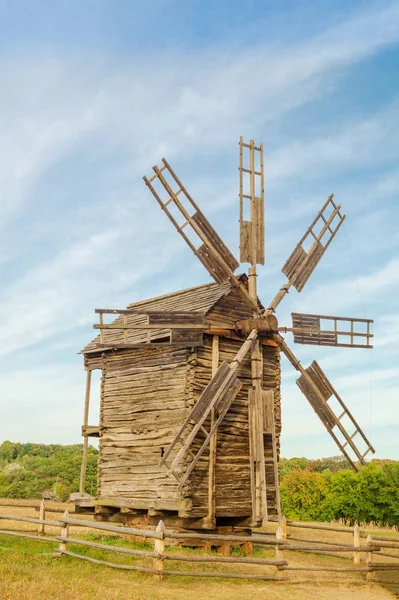 Ancien moulin à vent en bois style ukrainien qui étaient populaires au siècle dernier — Photo