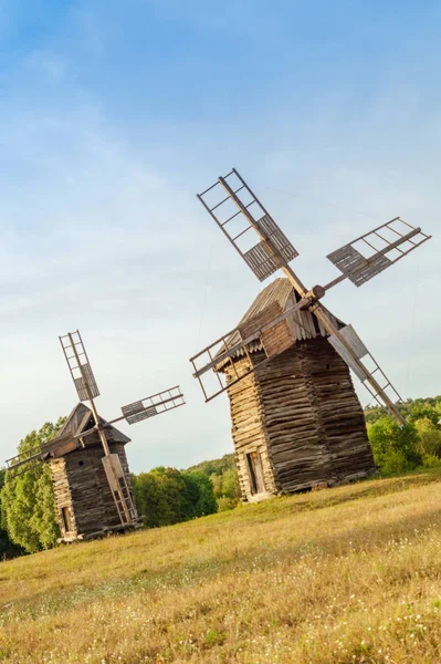 Vieux moulins à vent en bois style ukrainien qui étaient populaires au siècle dernier — Photo