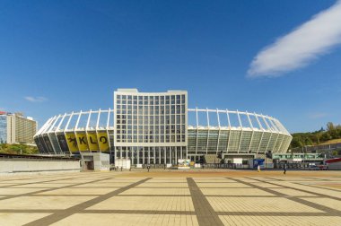 Kiev/Ukrayna - 21 Eylül 2019: Kiev'deki ulusal Olimpiyat stadyumu, insanlar maçtan önce gidiyor.
