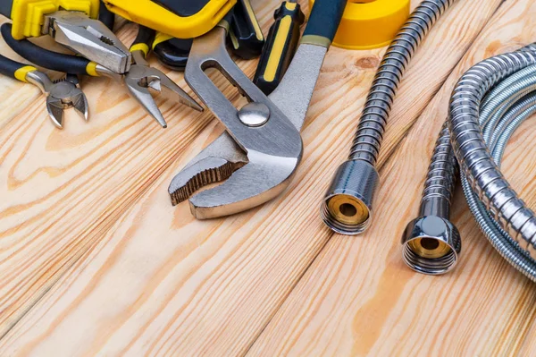 Conjunto necesario de herramientas para fontaneros sobre fondo de madera —  Fotos de Stock