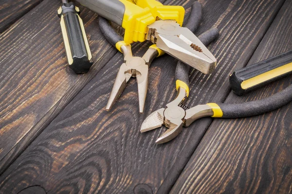 Attrezzi per capomastro e accessori su fondo legno nero vintage — Foto Stock