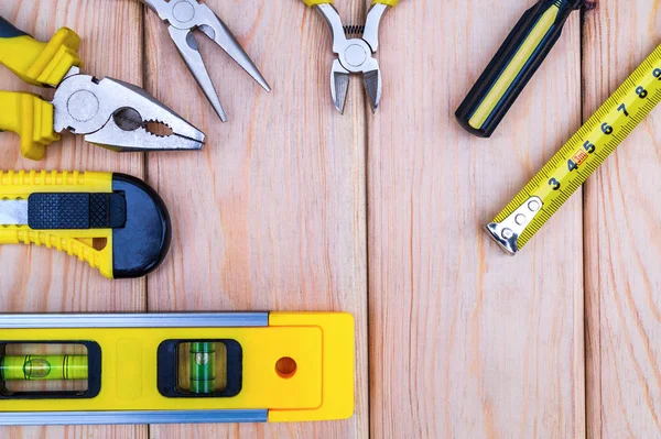 Ahşap bir arka planda usta inşaatçılar ve aksesuarlar için araçlar