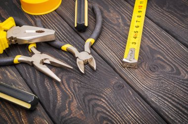 Ahşap eski bir arka planda usta inşaatçılar ve aksesuarlar için araçlar