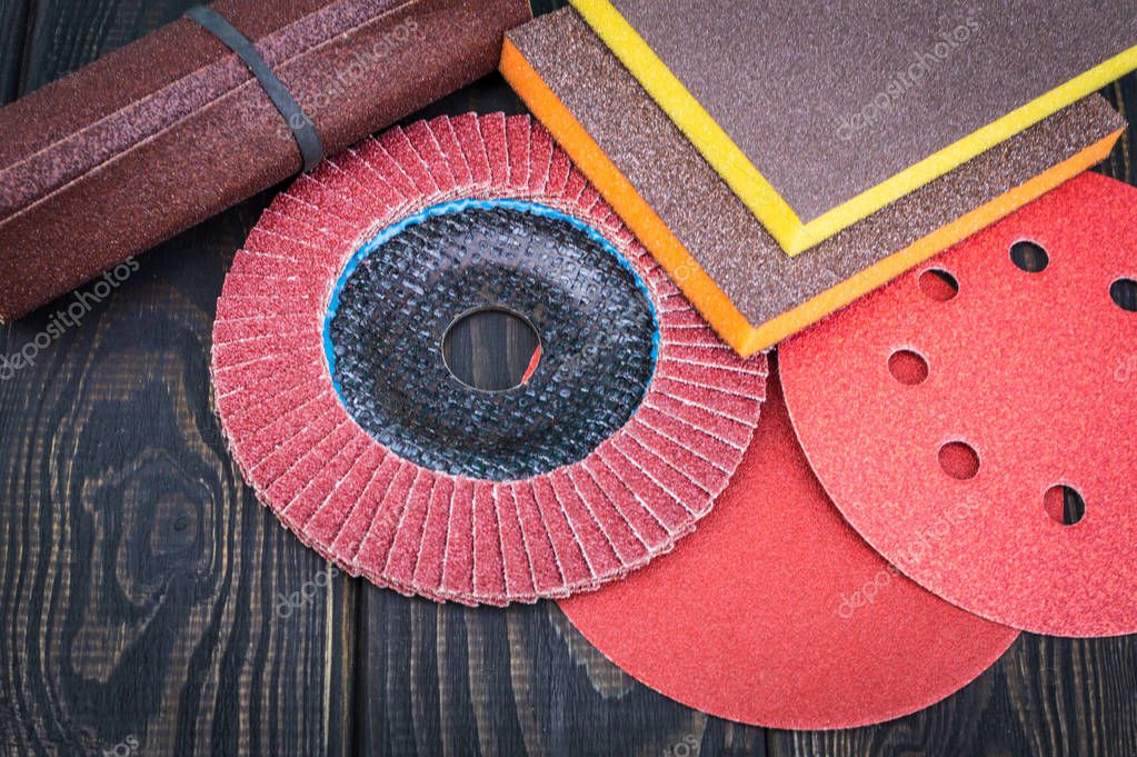 Conjunto de herramientas abrasivas y papel de lija de diferentes